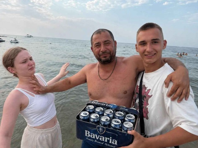«Уберите, пожалуйста, мужика сзади»