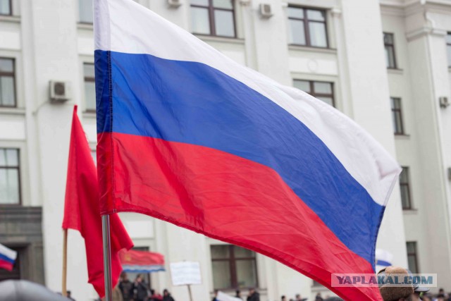 Российский флаг был поднят над ОДА в Луганске