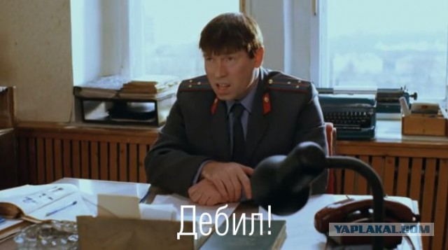 Мужчина выбросил пустую бутылку на дорогу