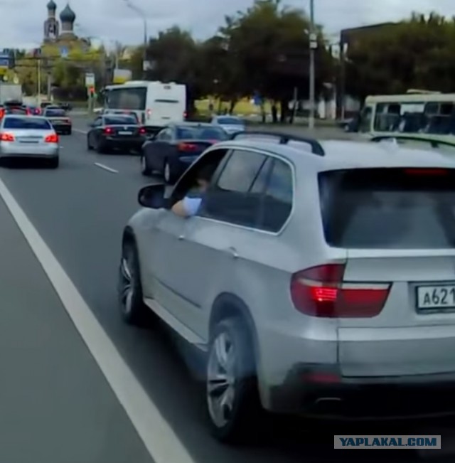 Хам на БМВ Х5 "учит" скорую в Москве