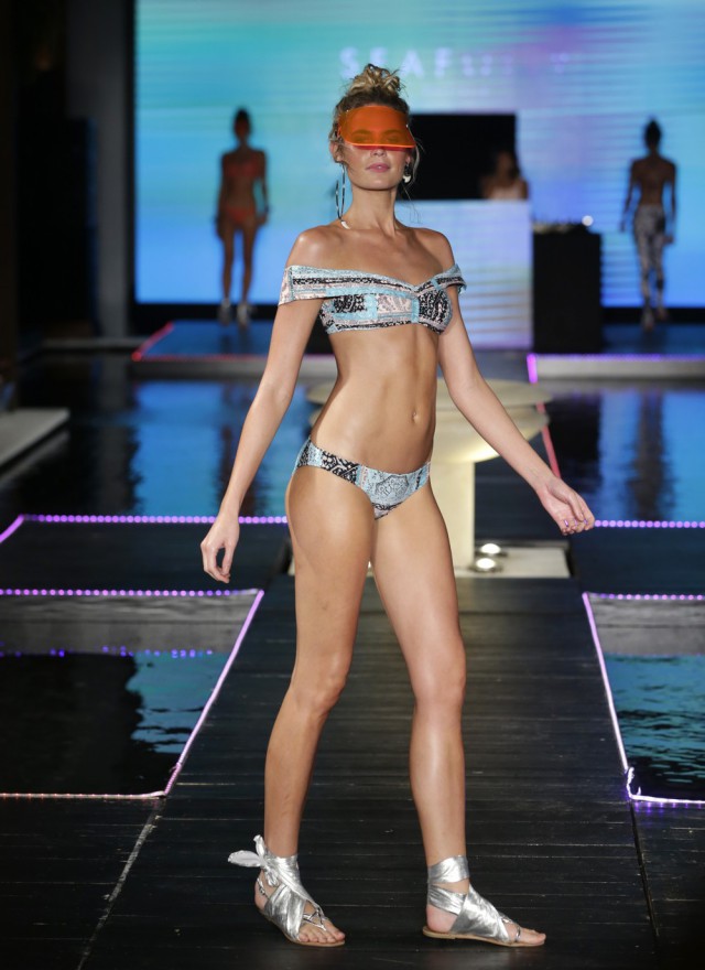 Показ купальников на Funkshion Fashion Week Miami Beach