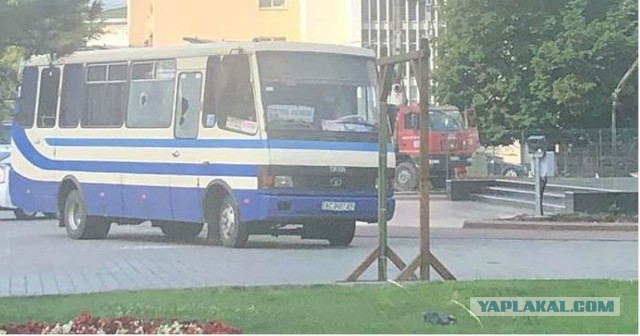 В центре Луцка неизвестный мужчина захватил автобус с заложниками