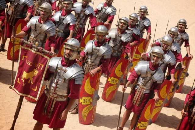 Почему доспехи римских легионеров не защищали руки и ноги?