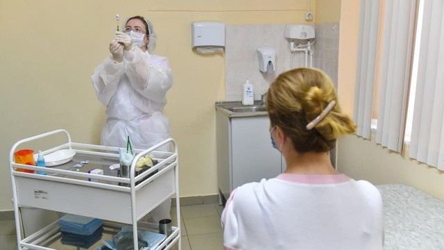 В Москве откроют выездные пункты вакцинации в ГУМе, "Геликон Опере", "Депо" и нескольких крупных ТЦ