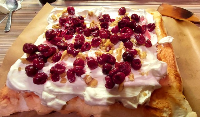 Меренговый рулет с вишней и орехами