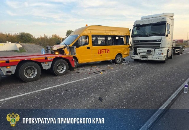 Автобус столкнулся с двумя большегрузами в Приморье. Пострадали шестеро детей.
