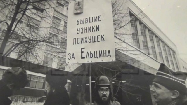 18-летний пацан кинул макасин в саркофаг с Лениным