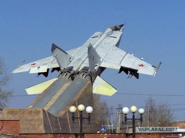 20 самых интересных авиапамятников