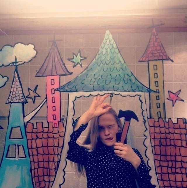 Девушка делает автопортреты, дорисовывая реальность на зеркале!