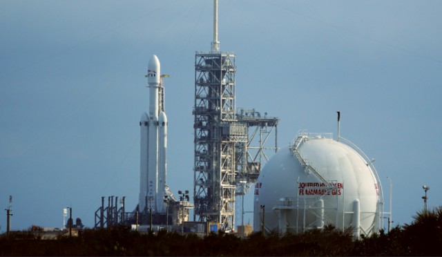Falcon Heavy установлена на стартовом столе