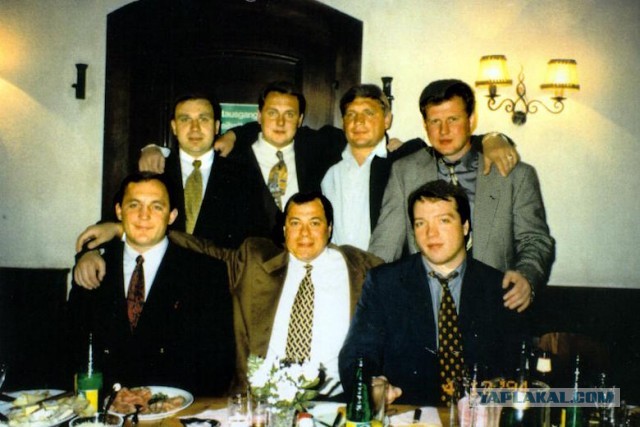 До "дна" далеко.