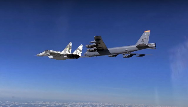 Б-52 над Украиной. Подробный видео отчёт.