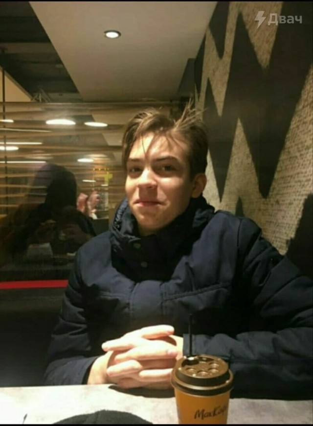 Подросток издевается над дедом