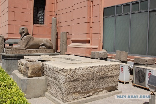 Одни уверены, что Египетские пирамиды построили инопланетяне, другие отрицают. Кто прав?