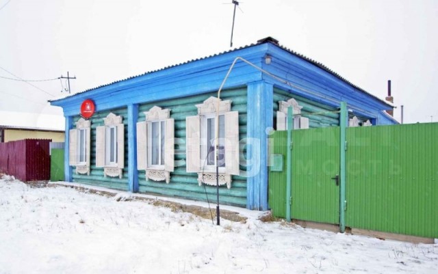Многодетная семья живет в машине - на месте их дома построили другой и новый хозяин их не пускает