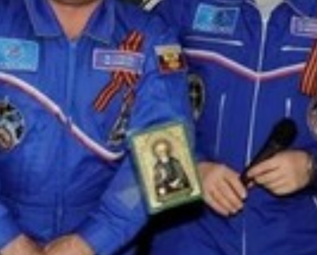 Космонавты на борту МКС держат иконостас