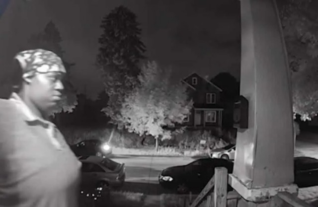 Из-за 10 куриных крылышек девушка разнесла машину курьеру на $10 тысяч. Он должен был привезти заказ, но не доехал