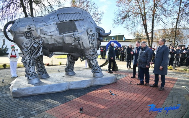 В Барановичах установили впечатляющую скульптуру зубра