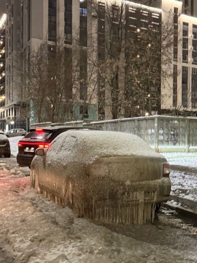 В Самаре трубу прорвало на улице