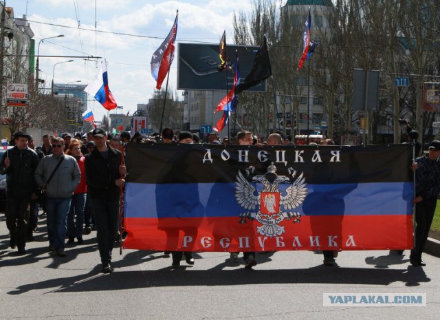 Протестующие в Донецке требуют провести референдум