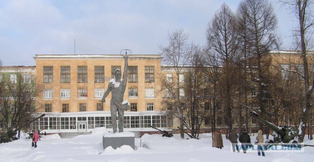 Автомобили на постаменте