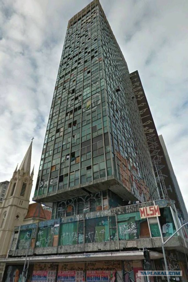 В Бразилии рухнул горящий небоскреб