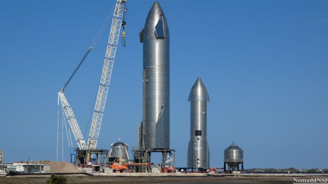 Starship SN10 перемещают из сборочного ангара на стартовую площадку. Процесс, который завораживает
