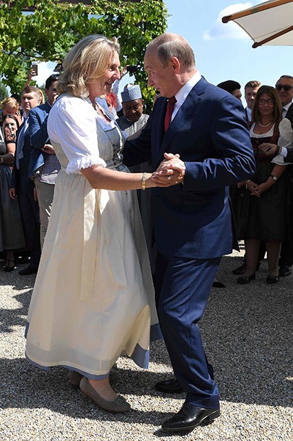 Танцевавшая с Путиным экс-глава МИД Австрии включена в новый совет директоров «Роснефти»