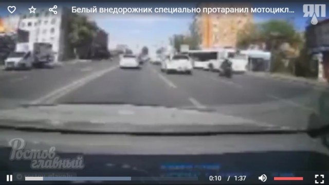 Белый внедорожник специально протаранил мотоциклиста и переехал его.