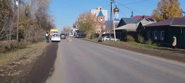 В Омске под колеса попал девятилетний  пацан.