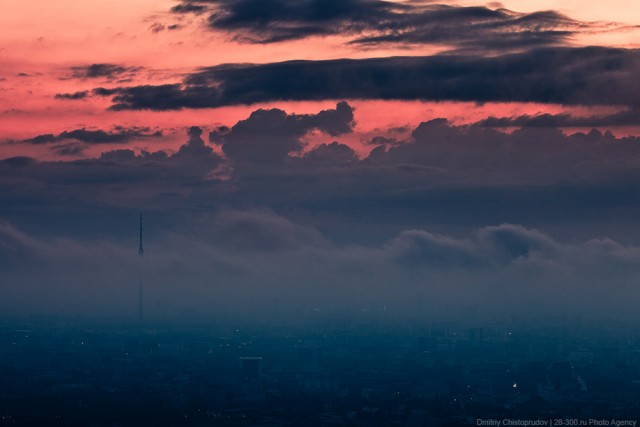 Необычный рассвет над Москвой