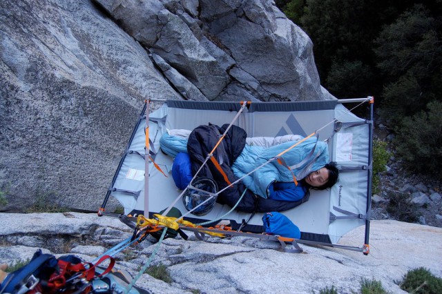 Как спят альпинисты на отвесных скалах