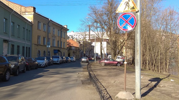 В Питере огородили газон