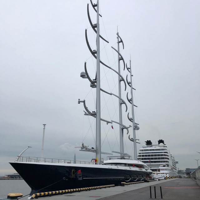 В Петербург зашла гигантская парусная яхта "Черная жемчужина"
