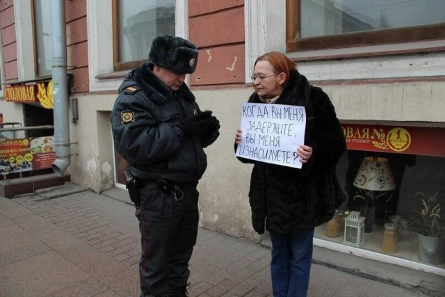 В Москве в полицейском участке избили девушку, за одиночный пикет с плакатом «Лутин Пох»