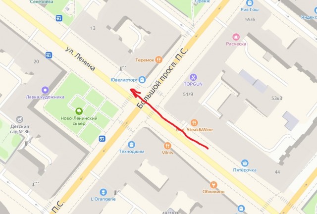 Легковушка протаранила курьера, который мчал на самокате по Большому проспекту Петроградской стороны в Петербурге