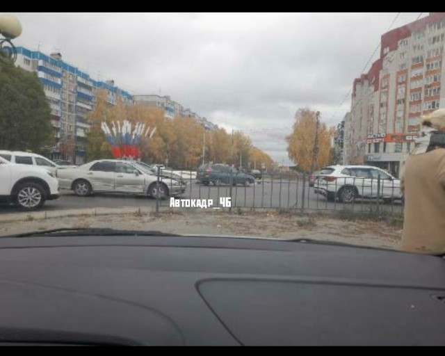 Мама устроила дтп, а сынуля хочет обосс@ть второго участника дтп