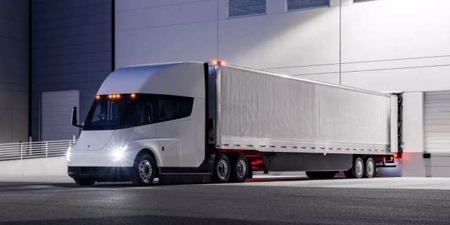 Электрогрузовик Tesla Semi массой почти 37 тонн проехал 804 км без подзарядки