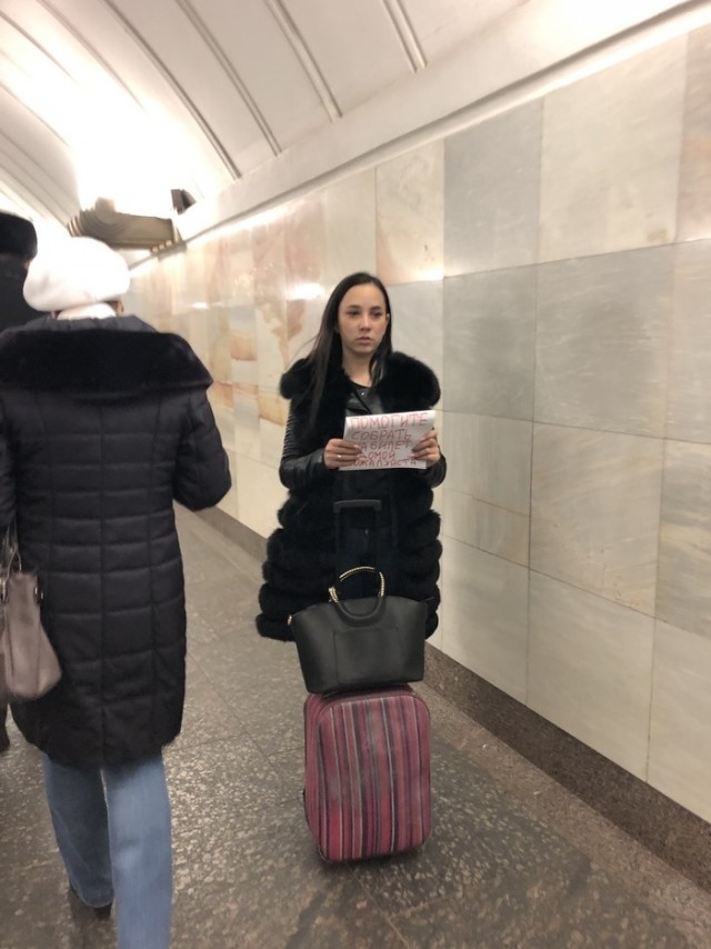 Москвичей возмутило обращение попрошайки к пассажирам метро