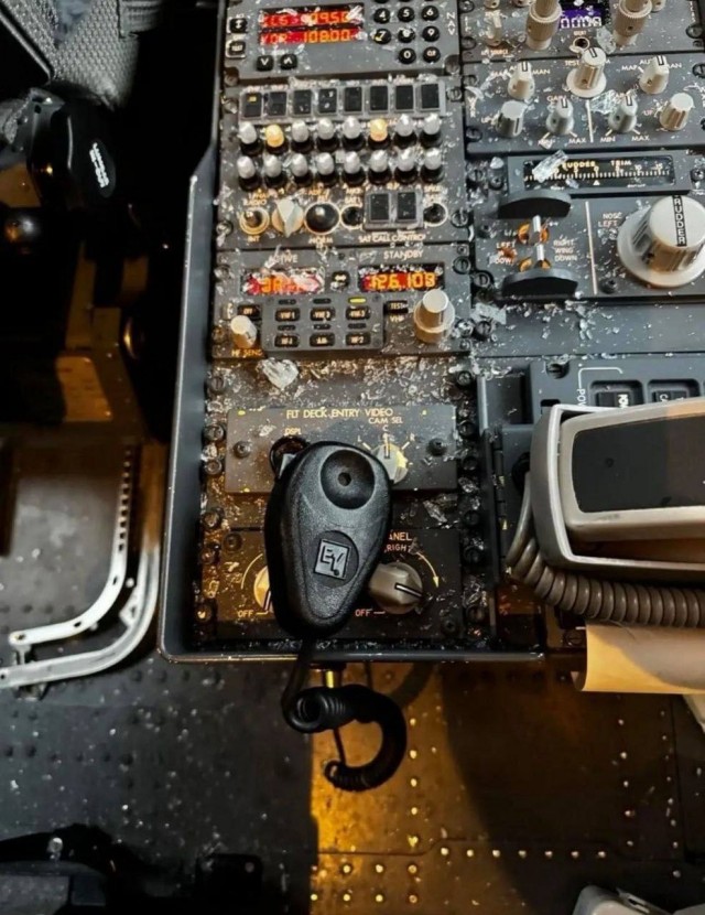 Лобовое стекло треснуло прямо во время полёта у Boeing 737 MAX