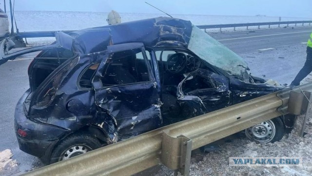 Заснеженная дорога,старая Лада,ну и конечно идем на обгон через сплошную.