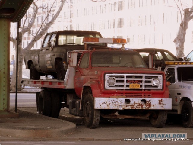 Старые автомобили на улицах Нью-Йорка