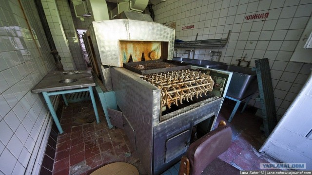 Пионерский лагерь с бассейном и бомбоубежищем