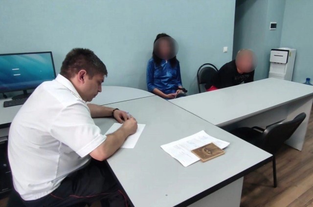 В Сочи полицейские задержали граждан, которые приносили мусор в мешках к мемориалу в Сочи и жгли его на Вечном огне