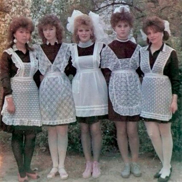 Советские школьницы с модными прическами.