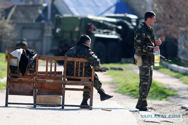 Украина армию не бросает, она ее предает.