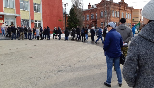 В одном из городов Пермского края возле здания администрации выстроилась очередь в несколько десятков или даже больше человек