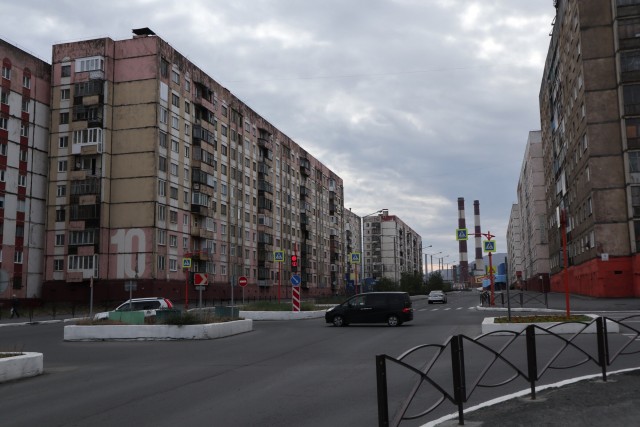 Реалии жизни в Норильске: голые дворы без газонов, деревьев и детских площадок