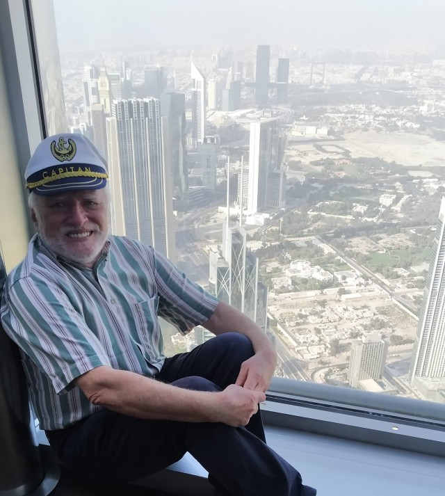 Гарольд, который испытывает боль в Дубае