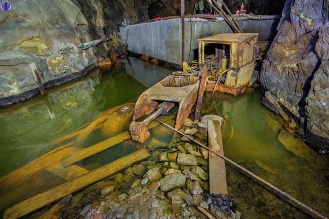 Забытая техника в "подземном море" заброшенного недостроенного убежища в гранитной горе